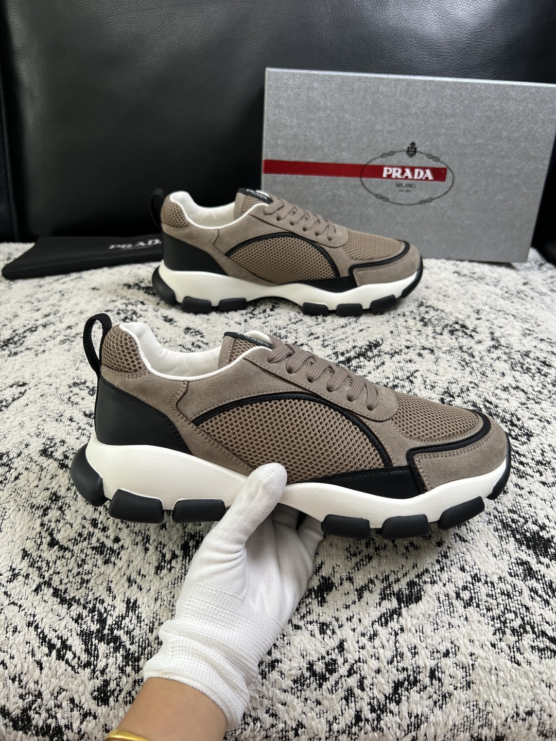 PRADA  高品质  顶级工艺品 普拉达 专柜同步 原厂配置，意大利进口原版牛皮面料，透气舒适进口水染牛里垫，鞋底：原