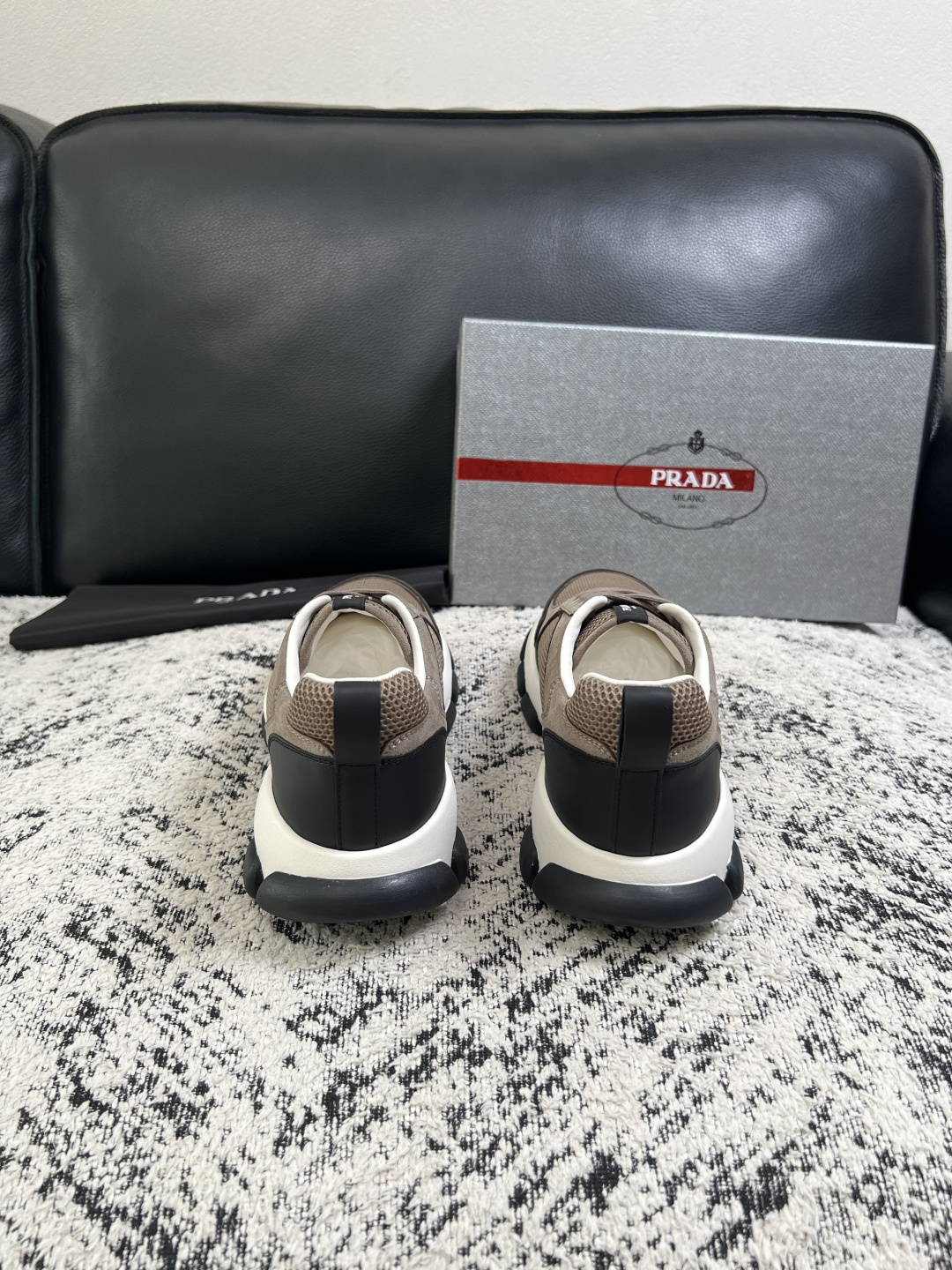 PRADA  高品质  顶级工艺品 普拉达 专柜同步 原厂配置，意大利进口原版牛皮面料，透气舒适进口水染牛里垫，鞋底：原