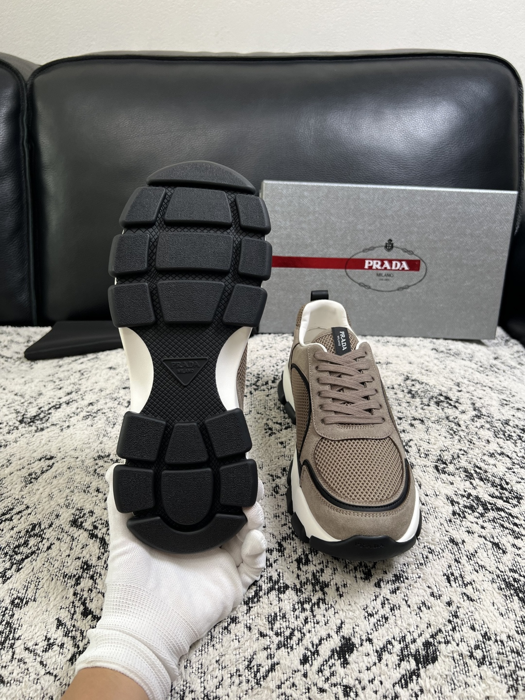 PRADA  高品质  顶级工艺品 普拉达 专柜同步 原厂配置，意大利进口原版牛皮面料，透气舒适进口水染牛里垫，鞋底：原