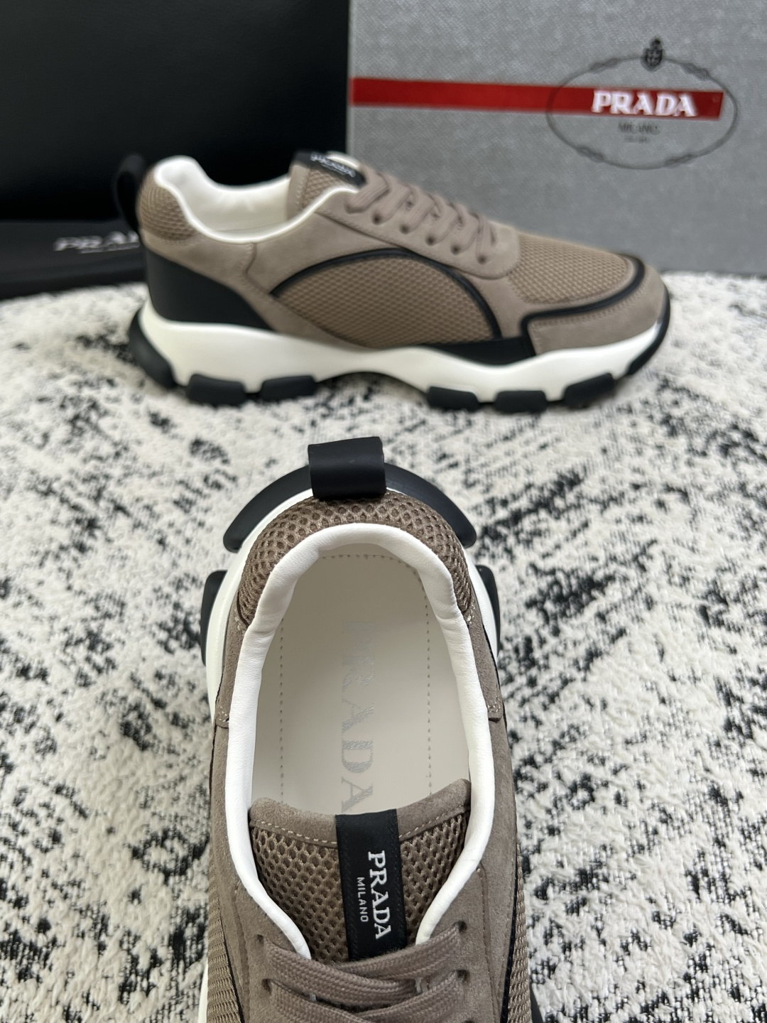 PRADA  高品质  顶级工艺品 普拉达 专柜同步 原厂配置，意大利进口原版牛皮面料，透气舒适进口水染牛里垫，鞋底：原