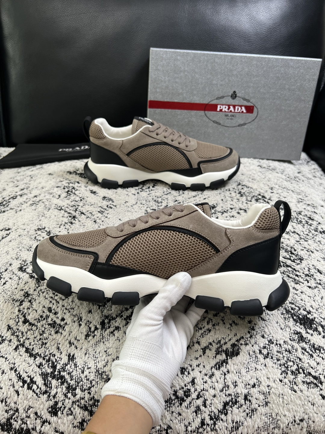PRADA  高品质  顶级工艺品 普拉达 专柜同步 原厂配置，意大利进口原版牛皮面料，透气舒适进口水染牛里垫，鞋底：原