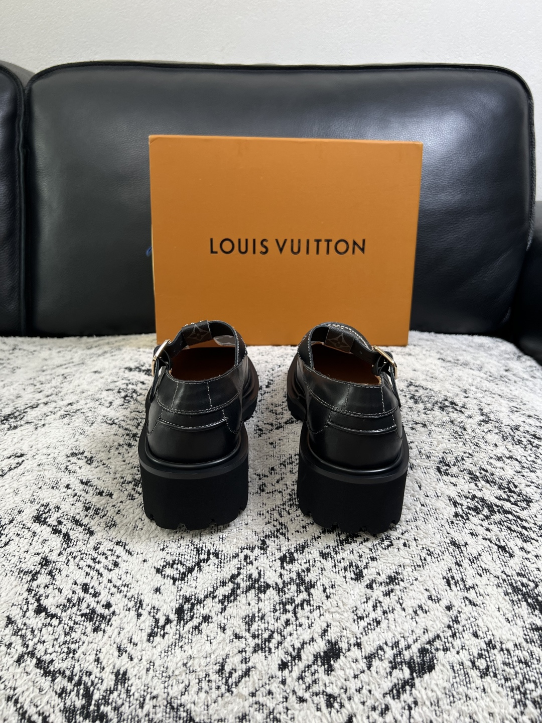 Lv  高品质  顶级代购  路易威登 皮鞋专柜同步，鞋面意大利进口，进口水染牛皮内里，鞋底：原厂特供原版底，原厂跟单货