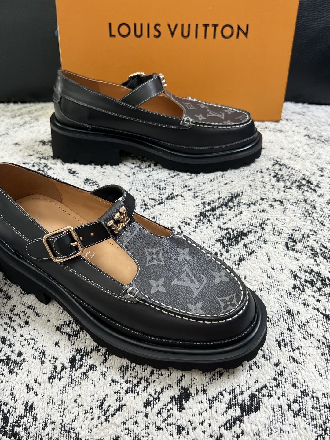 Lv  高品质  顶级代购  路易威登 皮鞋专柜同步，鞋面意大利进口，进口水染牛皮内里，鞋底：原厂特供原版底，原厂跟单货