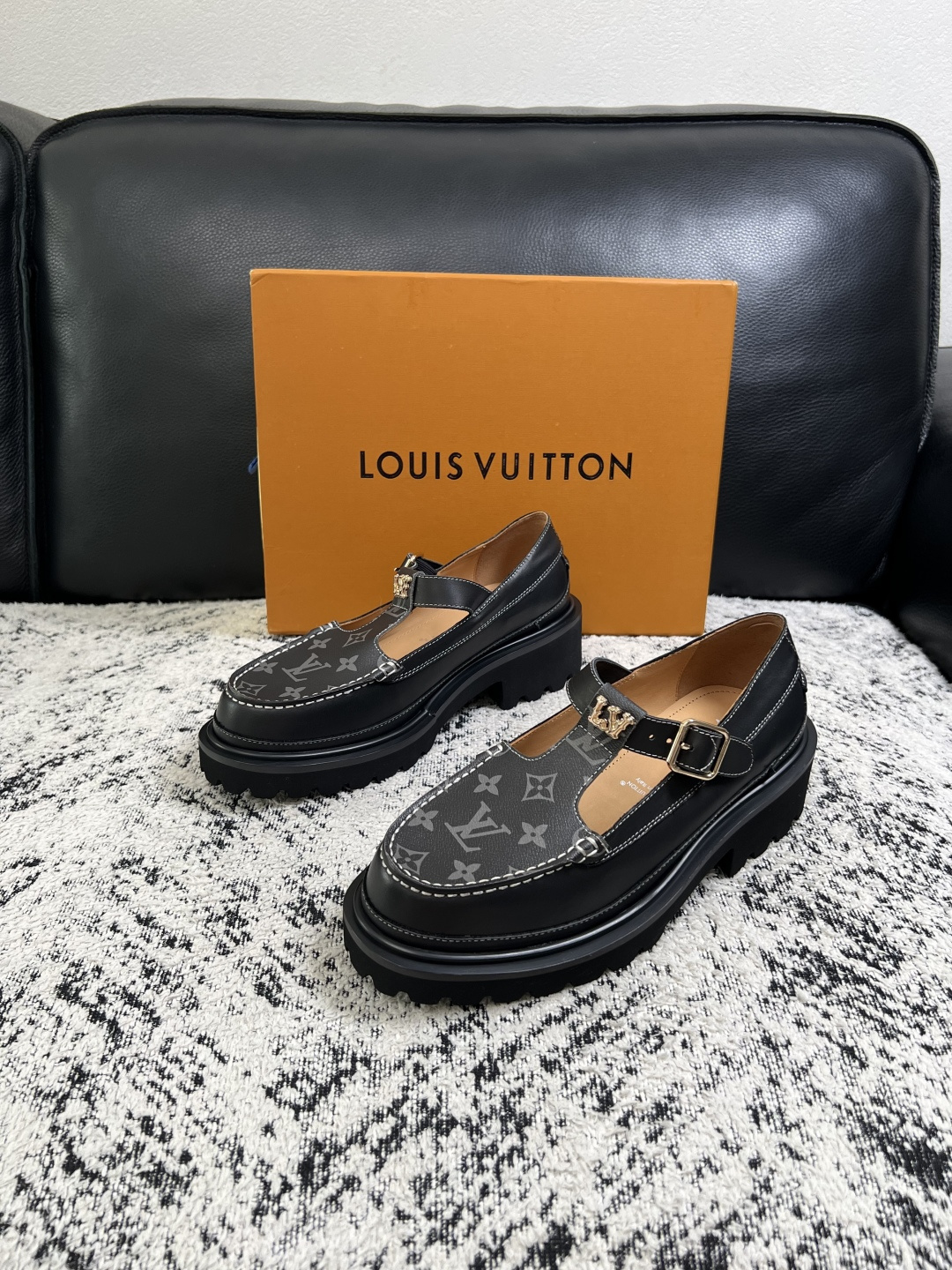 Lv  高品质  顶级代购  路易威登 皮鞋专柜同步，鞋面意大利进口，进口水染牛皮内里，鞋底：原厂特供原版底，原厂跟单货