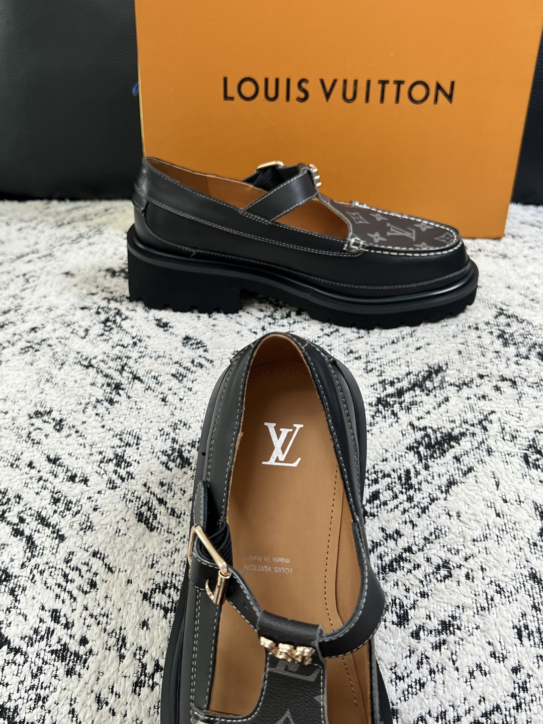 Lv  高品质  顶级代购  路易威登 皮鞋专柜同步，鞋面意大利进口，进口水染牛皮内里，鞋底：原厂特供原版底，原厂跟单货
