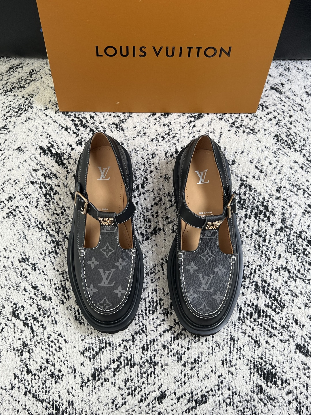 Lv  高品质  顶级代购  路易威登 皮鞋专柜同步，鞋面意大利进口，进口水染牛皮内里，鞋底：原厂特供原版底，原厂跟单货