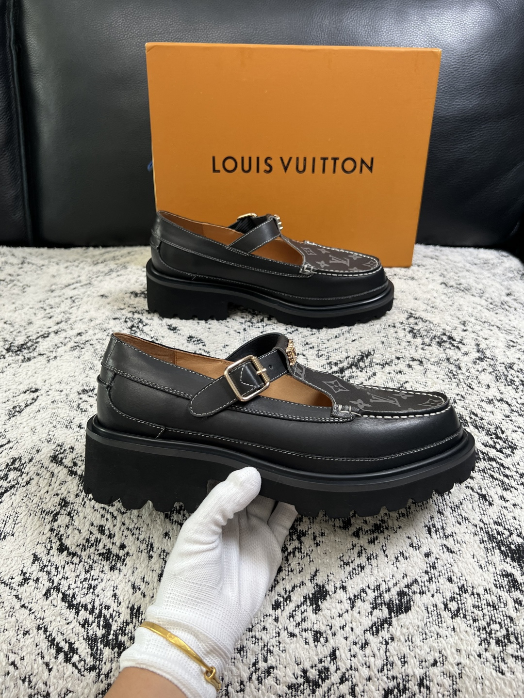 Lv  高品质  顶级代购  路易威登 皮鞋专柜同步，鞋面意大利进口，进口水染牛皮内里，鞋底：原厂特供原版底，原厂跟单货