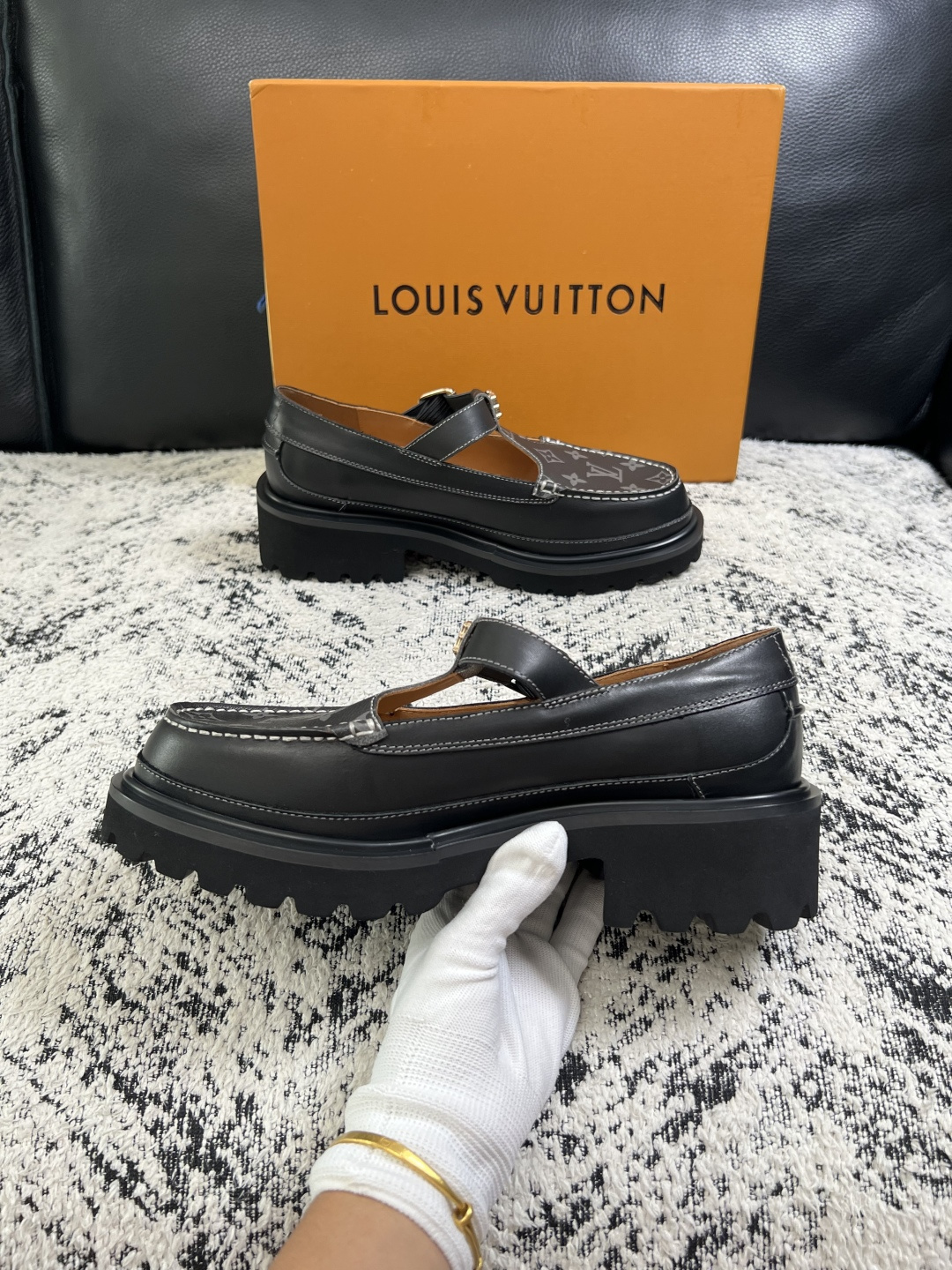 Lv  高品质  顶级代购  路易威登 皮鞋专柜同步，鞋面意大利进口，进口水染牛皮内里，鞋底：原厂特供原版底，原厂跟单货