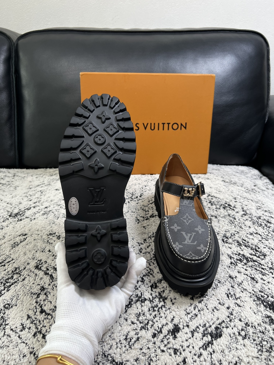 Lv  高品质  顶级代购  路易威登 皮鞋专柜同步，鞋面意大利进口，进口水染牛皮内里，鞋底：原厂特供原版底，原厂跟单货