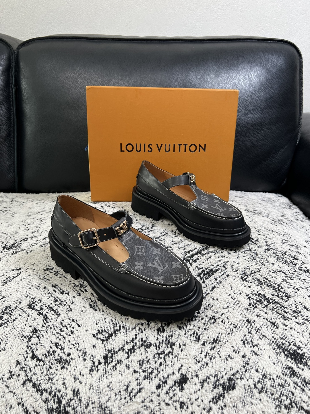 Lv  高品质  顶级代购  路易威登 皮鞋专柜同步，鞋面意大利进口，进口水染牛皮内里，鞋底：原厂特供原版底，原厂跟单货