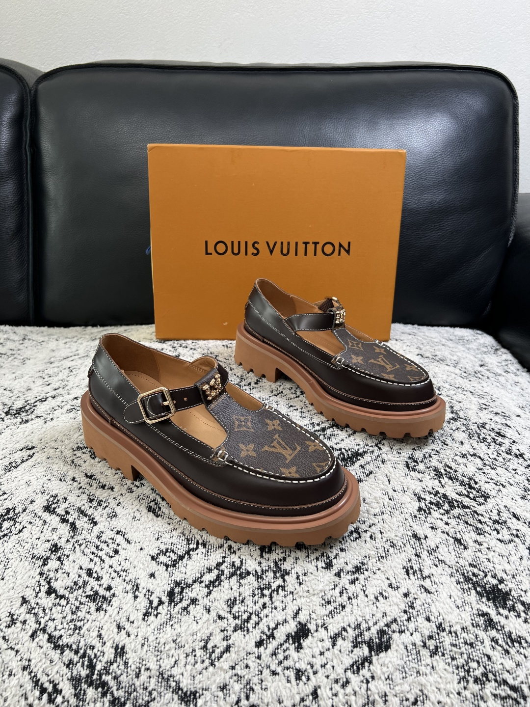 Lv  高品质  顶级代购  路易威登 皮鞋专柜同步，鞋面意大利进口，进口水染牛皮内里，鞋底：原厂特供原版底，原厂跟单货