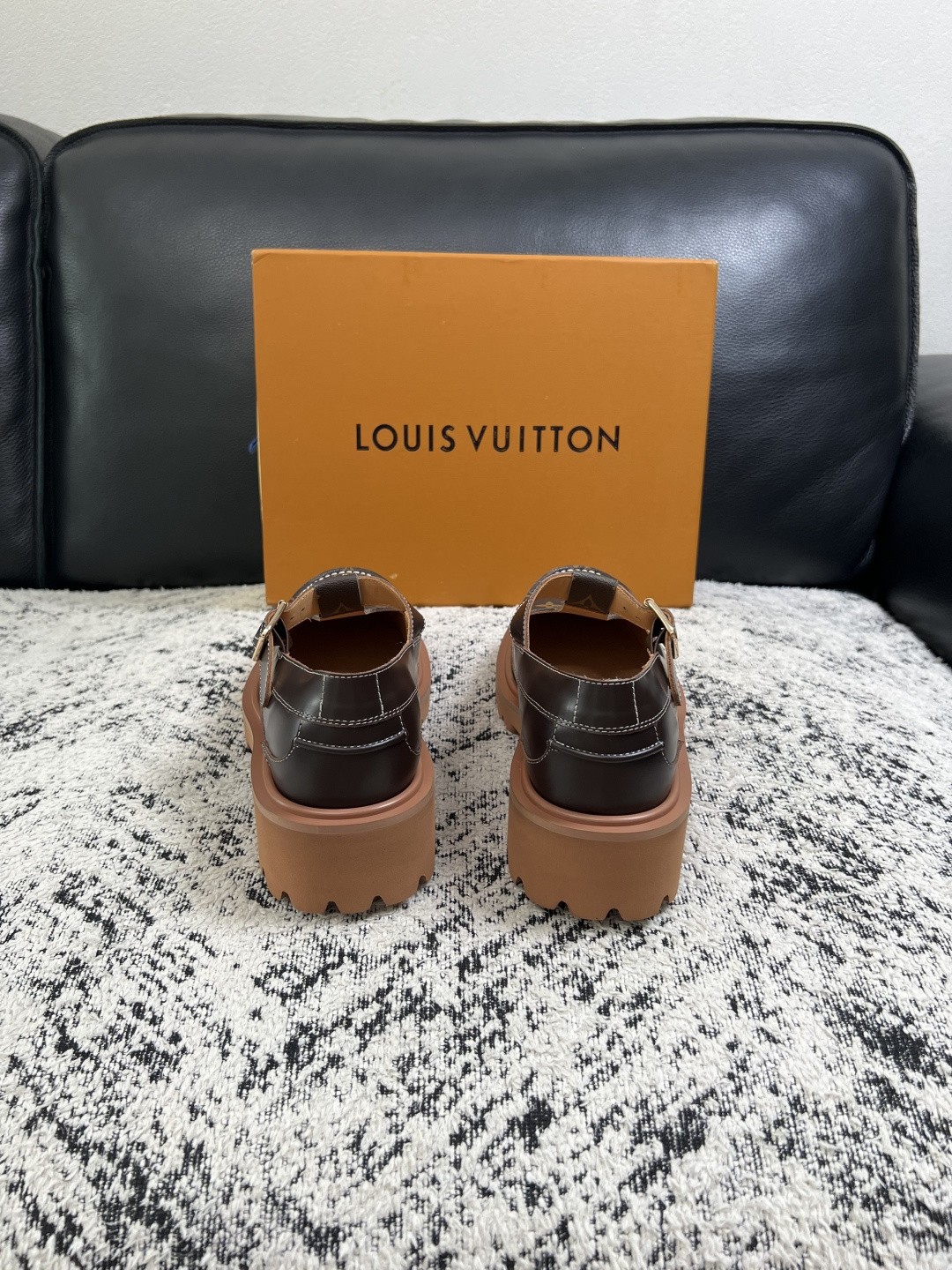 Lv  高品质  顶级代购  路易威登 皮鞋专柜同步，鞋面意大利进口，进口水染牛皮内里，鞋底：原厂特供原版底，原厂跟单货