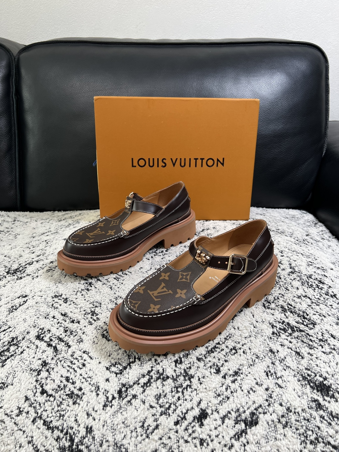 Lv  高品质  顶级代购  路易威登 皮鞋专柜同步，鞋面意大利进口，进口水染牛皮内里，鞋底：原厂特供原版底，原厂跟单货