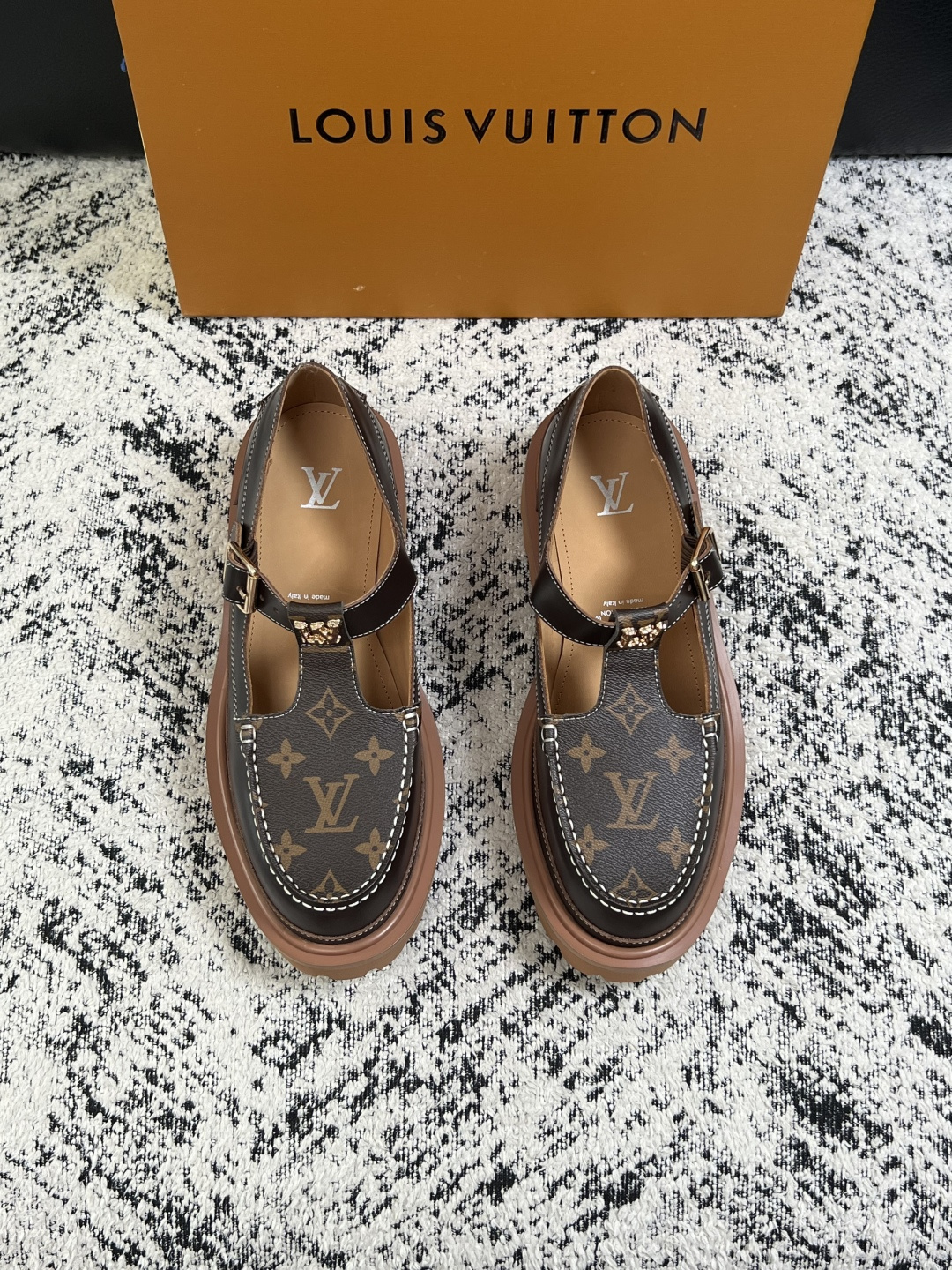 Lv  高品质  顶级代购  路易威登 皮鞋专柜同步，鞋面意大利进口，进口水染牛皮内里，鞋底：原厂特供原版底，原厂跟单货