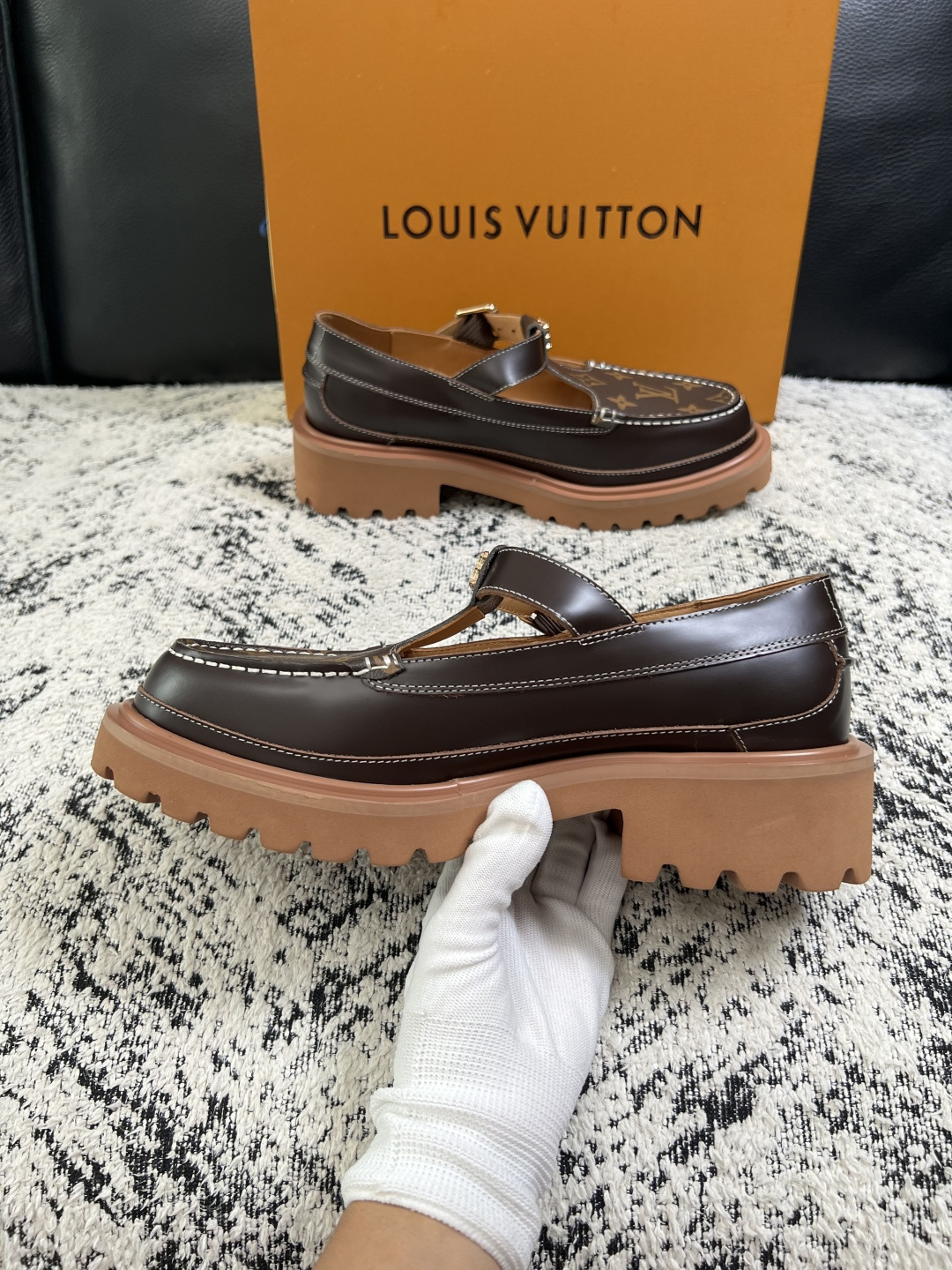 Lv  高品质  顶级代购  路易威登 皮鞋专柜同步，鞋面意大利进口，进口水染牛皮内里，鞋底：原厂特供原版底，原厂跟单货
