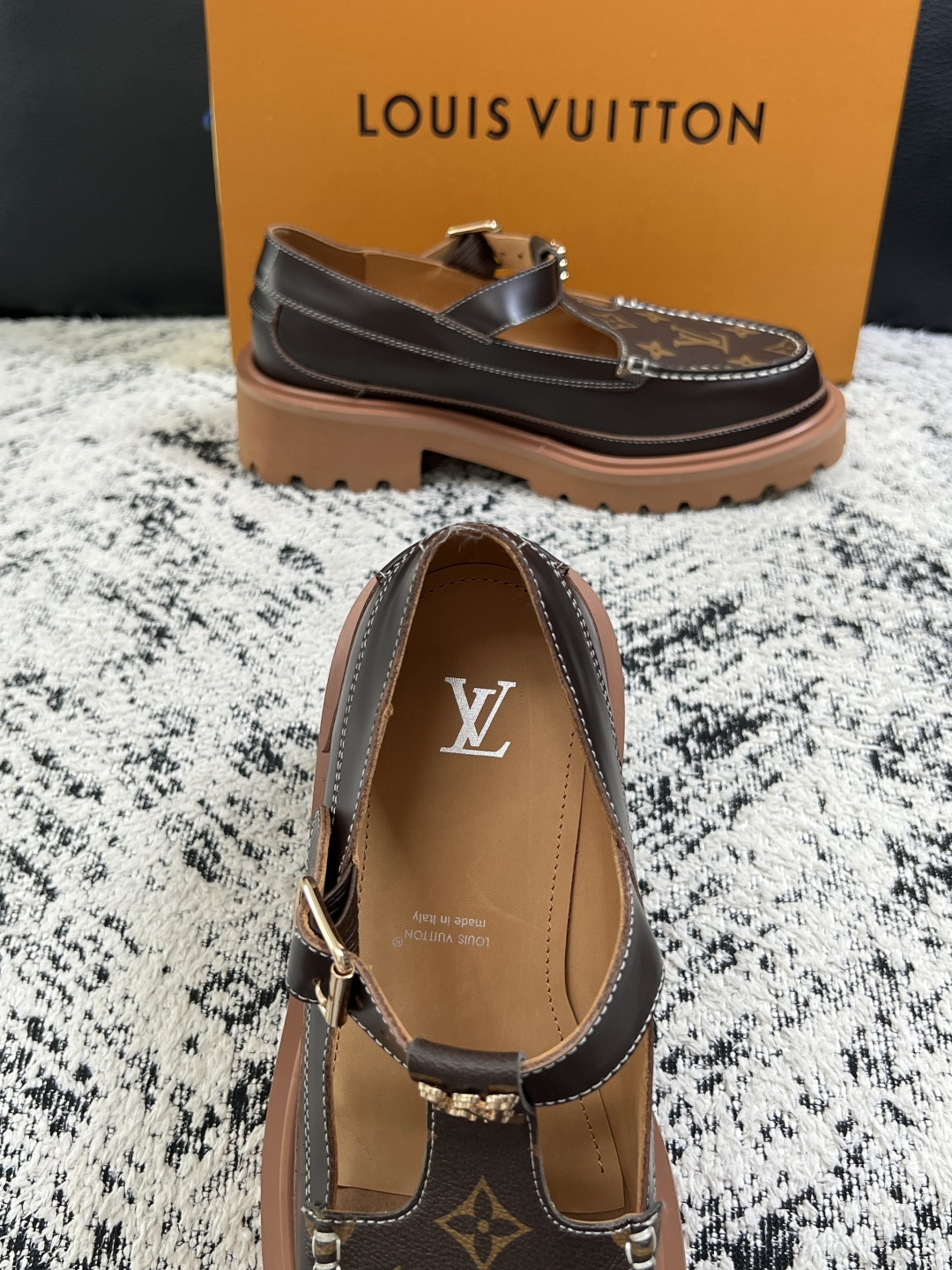 Lv  高品质  顶级代购  路易威登 皮鞋专柜同步，鞋面意大利进口，进口水染牛皮内里，鞋底：原厂特供原版底，原厂跟单货