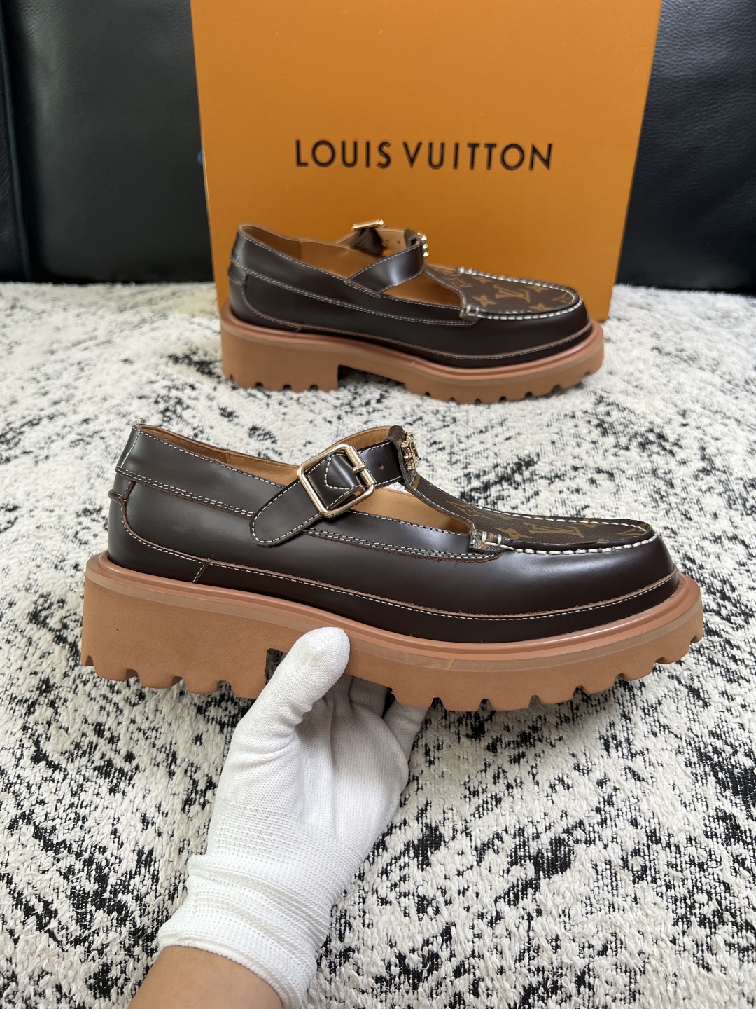 Lv  高品质  顶级代购  路易威登 皮鞋专柜同步，鞋面意大利进口，进口水染牛皮内里，鞋底：原厂特供原版底，原厂跟单货