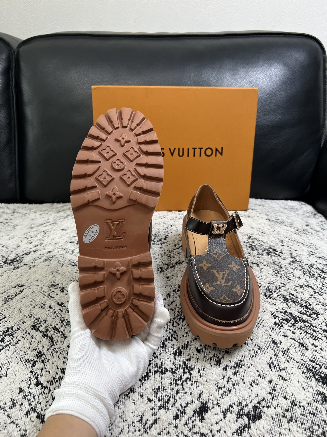 Lv  高品质  顶级代购  路易威登 皮鞋专柜同步，鞋面意大利进口，进口水染牛皮内里，鞋底：原厂特供原版底，原厂跟单货