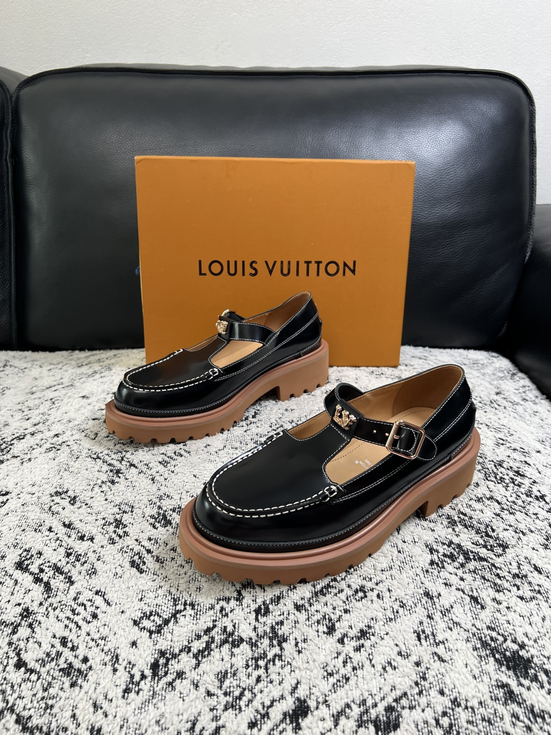 Lv  高品质  顶级代购  路易威登 皮鞋专柜同步，鞋面意大利进口，进口水染牛皮内里，鞋底：原厂特供原版底，原厂跟单货