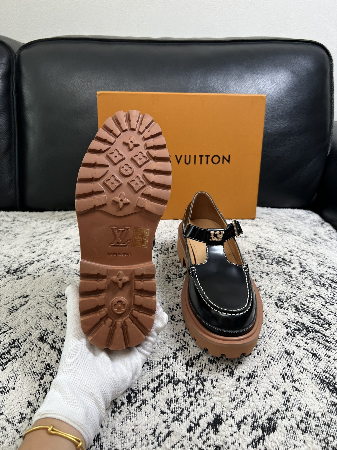 Lv  高品质  顶级代购  路易威登 皮鞋专柜同步，鞋面意大利进口，进口水染牛皮内里，鞋底：原厂特供原版底，原厂跟单货
