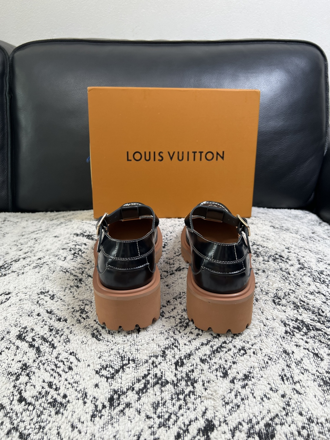 Lv  高品质  顶级代购  路易威登 皮鞋专柜同步，鞋面意大利进口，进口水染牛皮内里，鞋底：原厂特供原版底，原厂跟单货