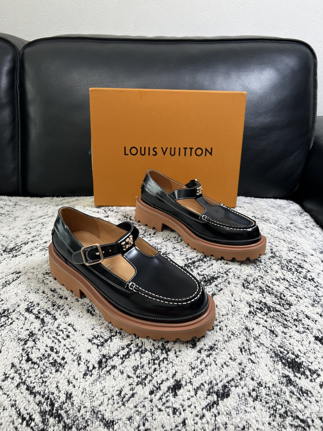 Lv  高品质  顶级代购  路易威登 皮鞋专柜同步，鞋面意大利进口，进口水染牛皮内里，鞋底：原厂特供原版底，原厂跟单货
