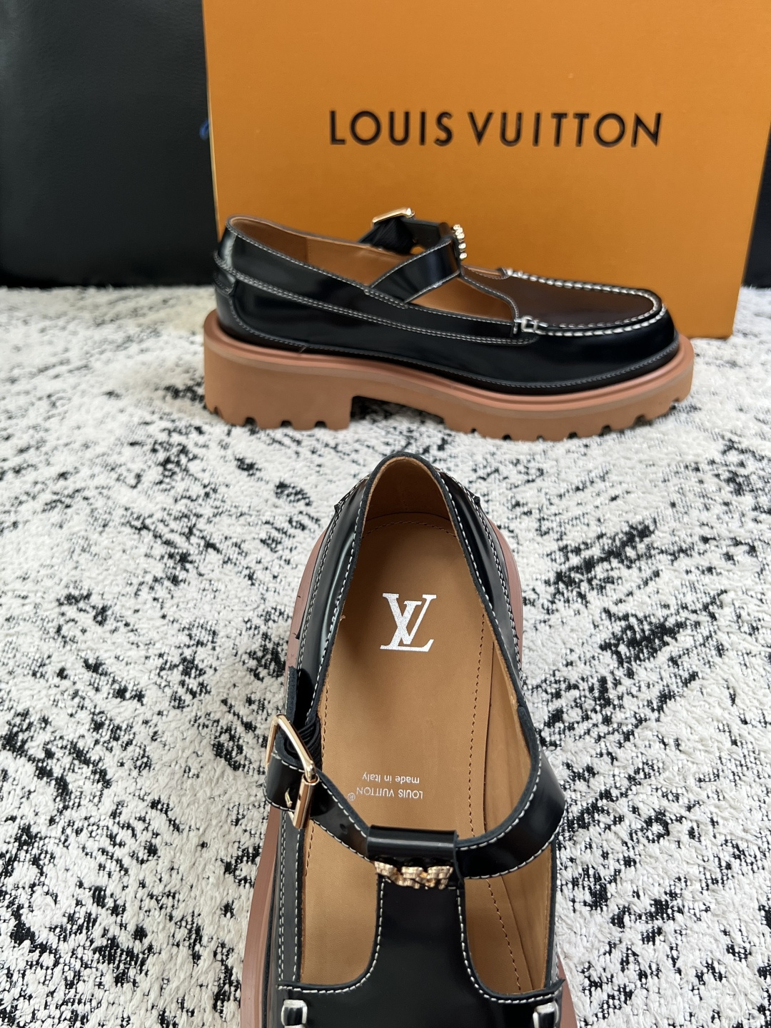 Lv  高品质  顶级代购  路易威登 皮鞋专柜同步，鞋面意大利进口，进口水染牛皮内里，鞋底：原厂特供原版底，原厂跟单货