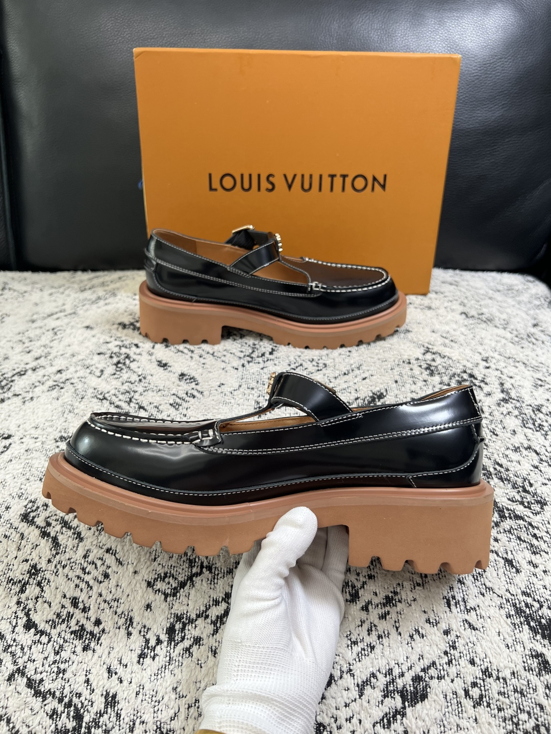 Lv  高品质  顶级代购  路易威登 皮鞋专柜同步，鞋面意大利进口，进口水染牛皮内里，鞋底：原厂特供原版底，原厂跟单货