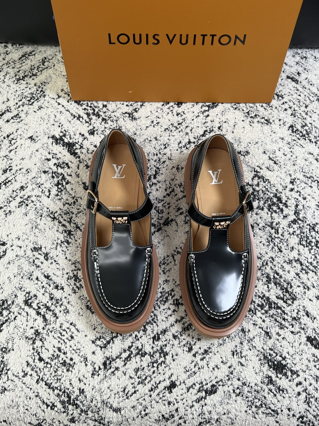 Lv  高品质  顶级代购  路易威登 皮鞋专柜同步，鞋面意大利进口，进口水染牛皮内里，鞋底：原厂特供原版底，原厂跟单货