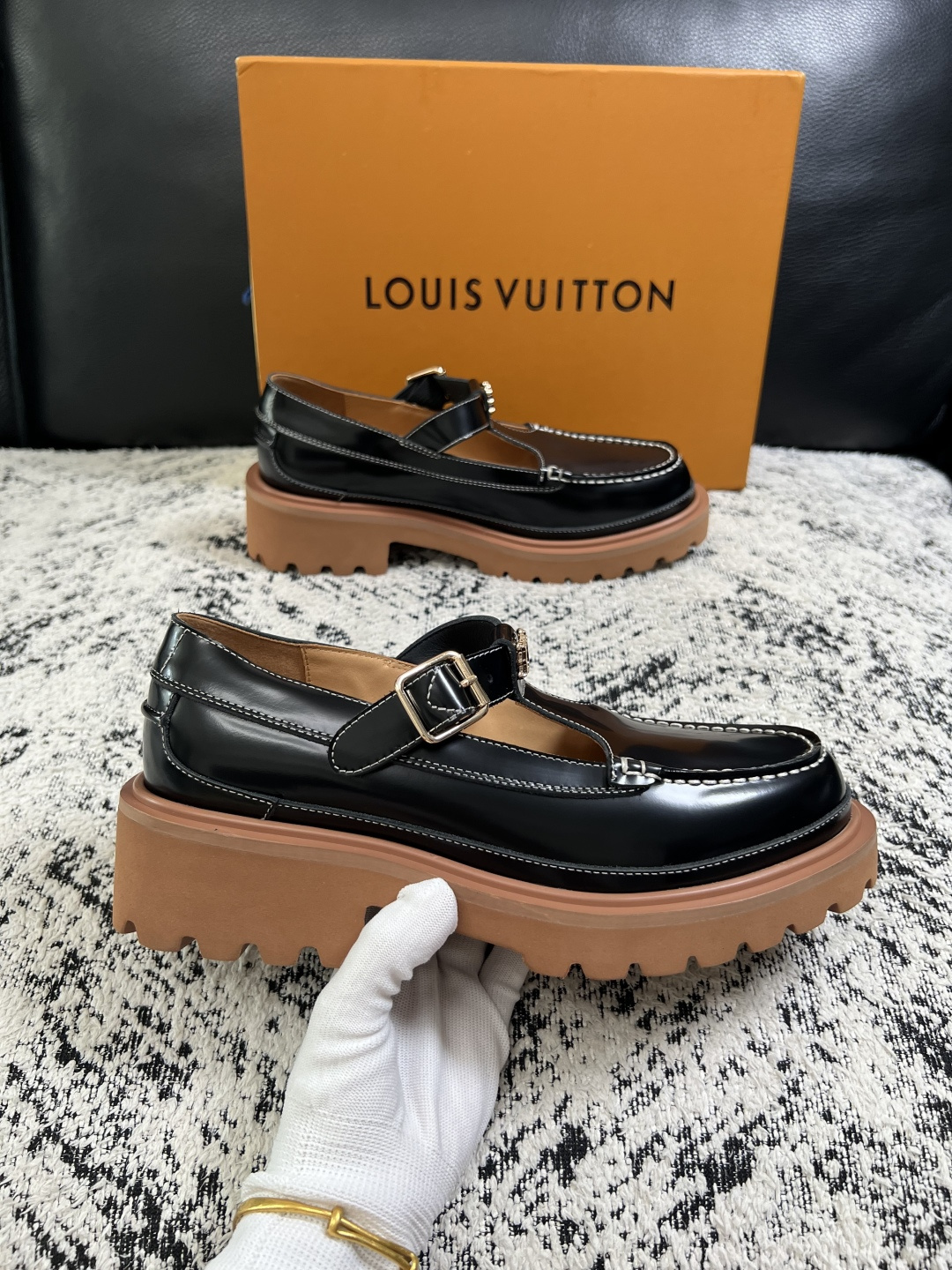 Lv  高品质  顶级代购  路易威登 皮鞋专柜同步，鞋面意大利进口，进口水染牛皮内里，鞋底：原厂特供原版底，原厂跟单货
