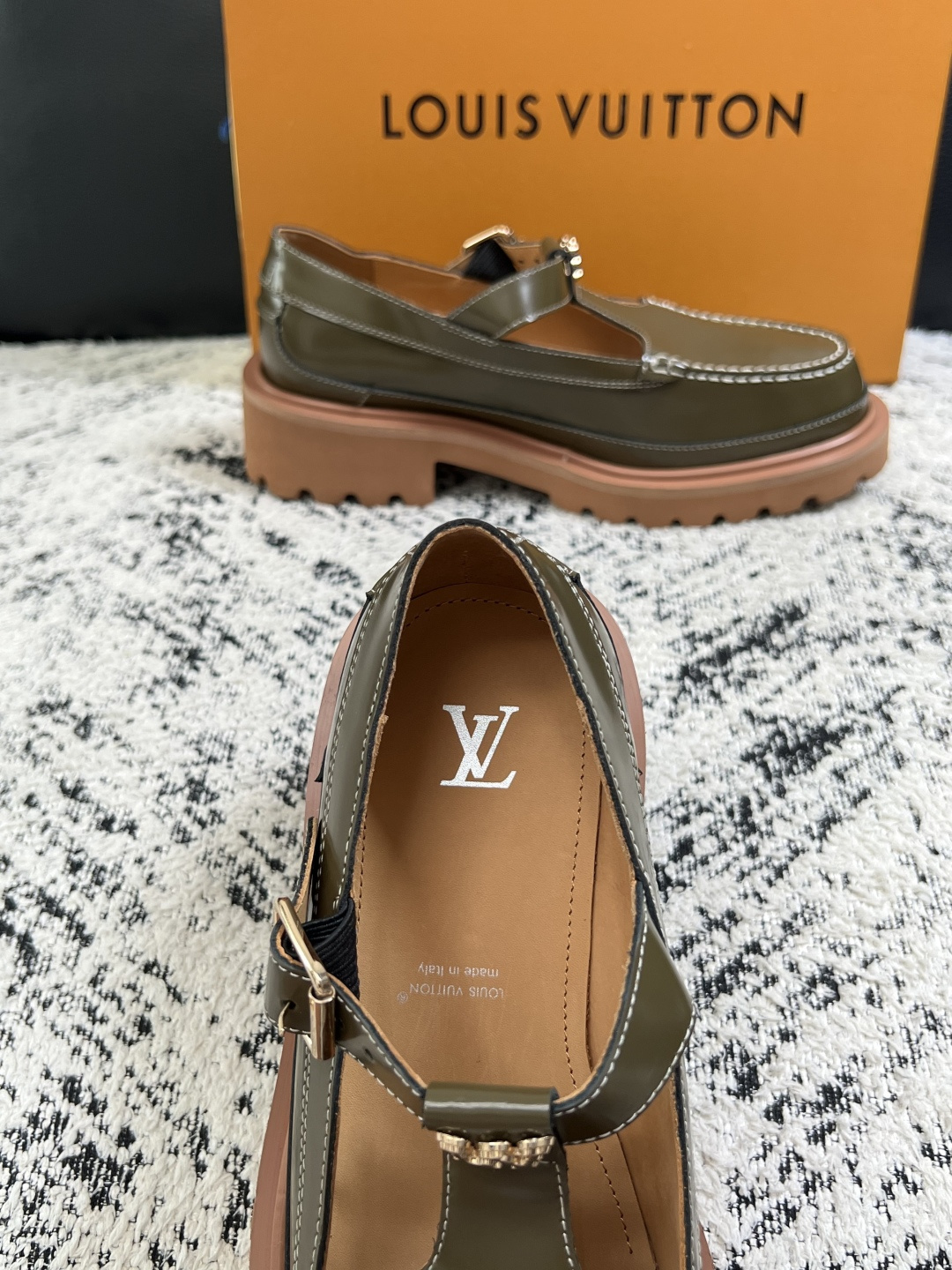 Lv  高品质  顶级代购  路易威登 皮鞋专柜同步，鞋面意大利进口，进口水染牛皮内里，鞋底：原厂特供原版底，原厂跟单货