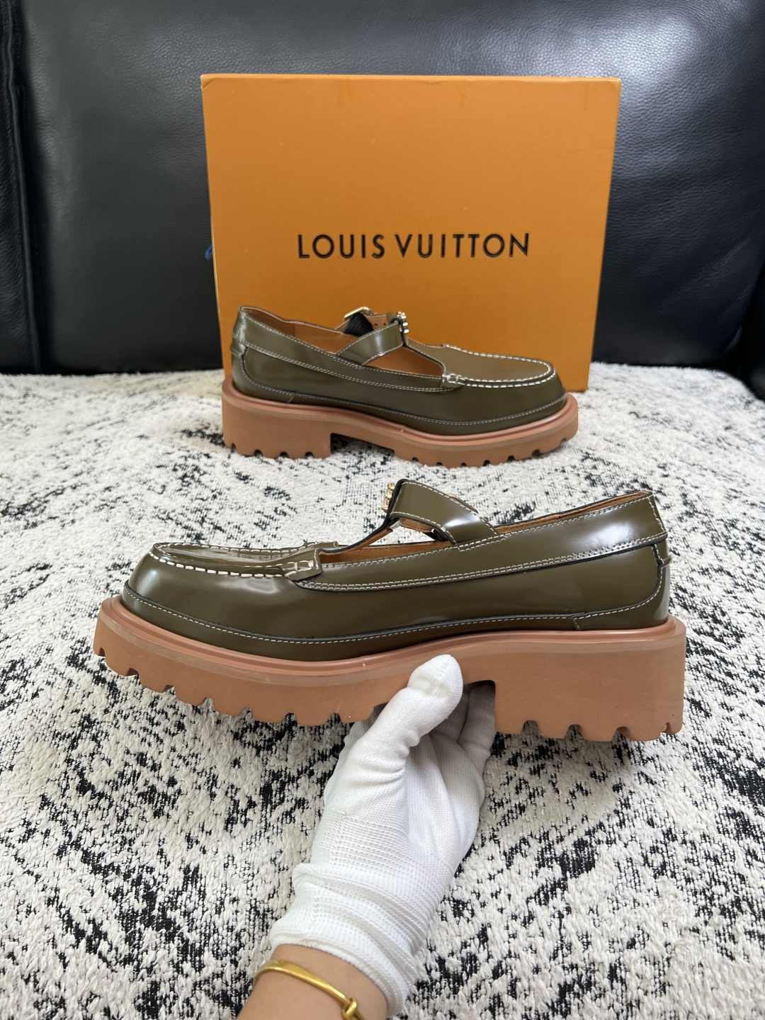 Lv  高品质  顶级代购  路易威登 皮鞋专柜同步，鞋面意大利进口，进口水染牛皮内里，鞋底：原厂特供原版底，原厂跟单货