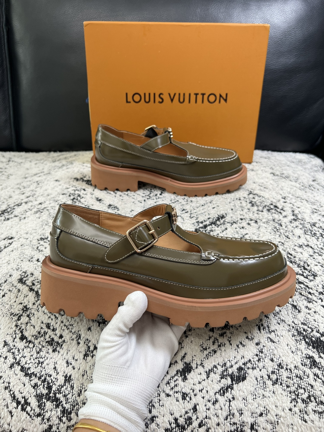 Lv  高品质  顶级代购  路易威登 皮鞋专柜同步，鞋面意大利进口，进口水染牛皮内里，鞋底：原厂特供原版底，原厂跟单货