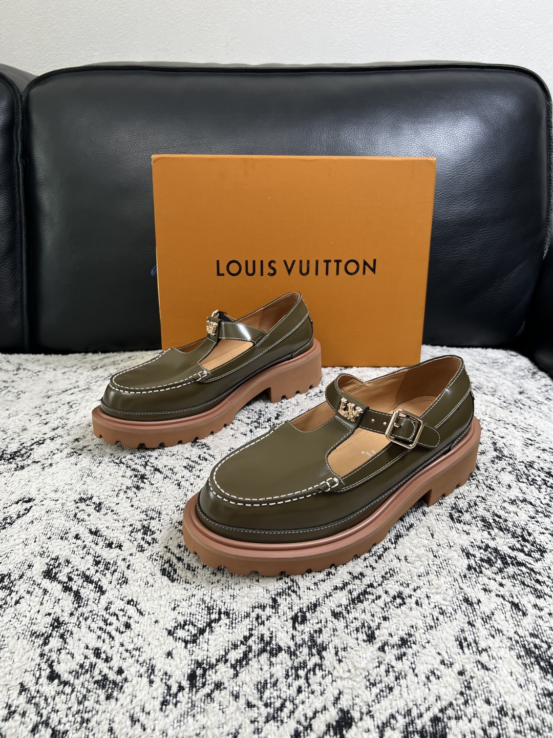 Lv  高品质  顶级代购  路易威登 皮鞋专柜同步，鞋面意大利进口，进口水染牛皮内里，鞋底：原厂特供原版底，原厂跟单货