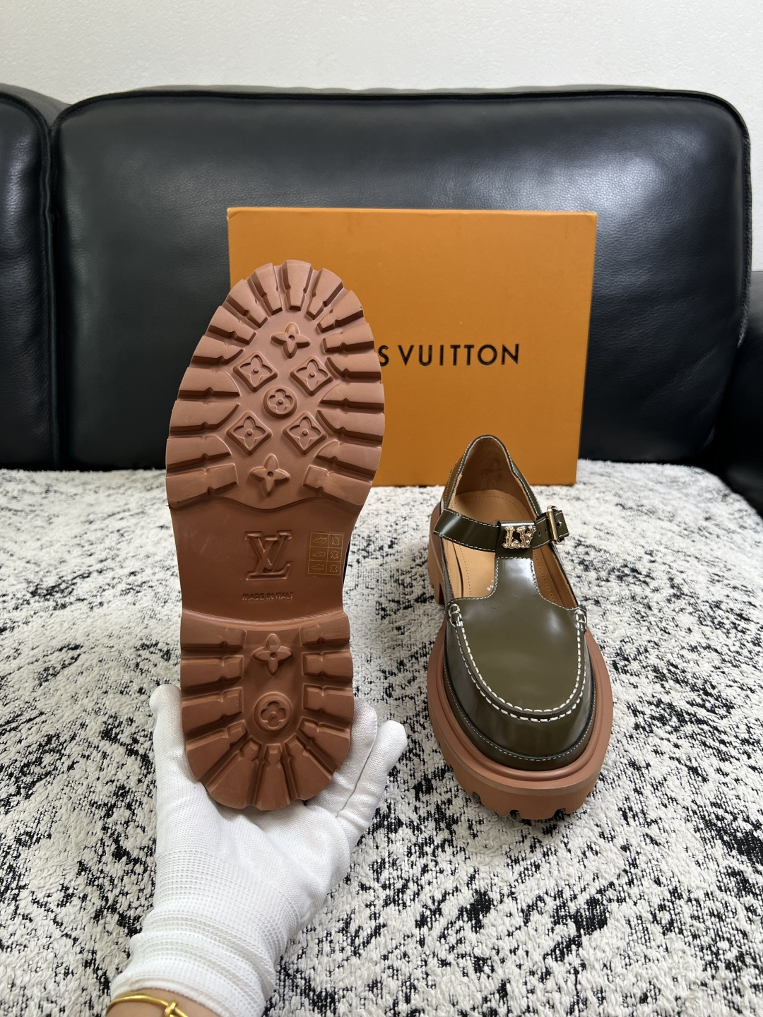 Lv  高品质  顶级代购  路易威登 皮鞋专柜同步，鞋面意大利进口，进口水染牛皮内里，鞋底：原厂特供原版底，原厂跟单货