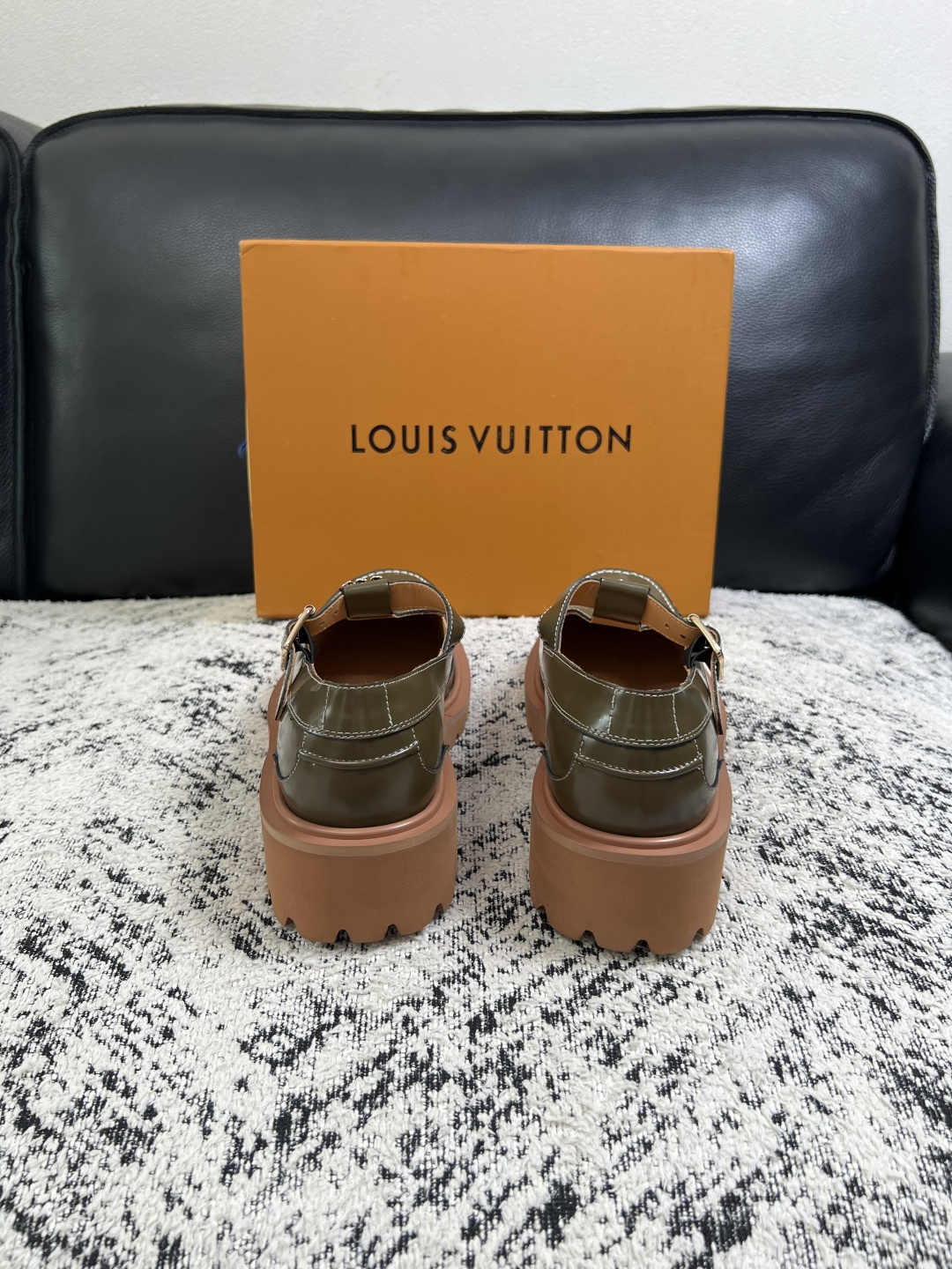 Lv  高品质  顶级代购  路易威登 皮鞋专柜同步，鞋面意大利进口，进口水染牛皮内里，鞋底：原厂特供原版底，原厂跟单货