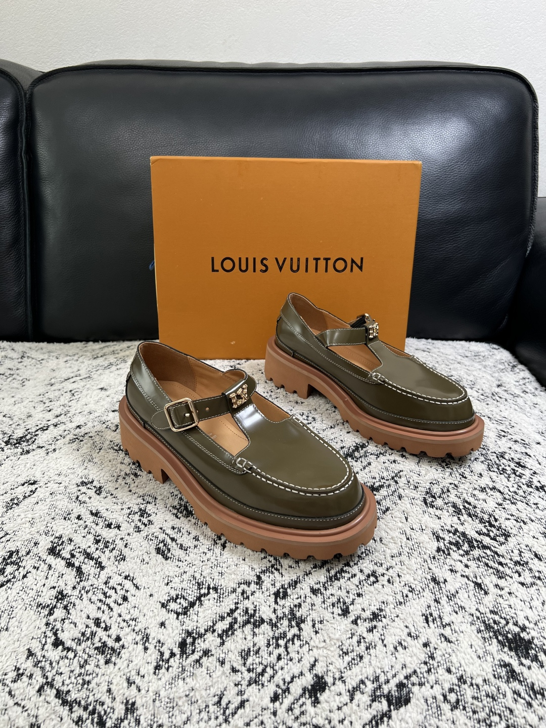 Lv  高品质  顶级代购  路易威登 皮鞋专柜同步，鞋面意大利进口，进口水染牛皮内里，鞋底：原厂特供原版底，原厂跟单货