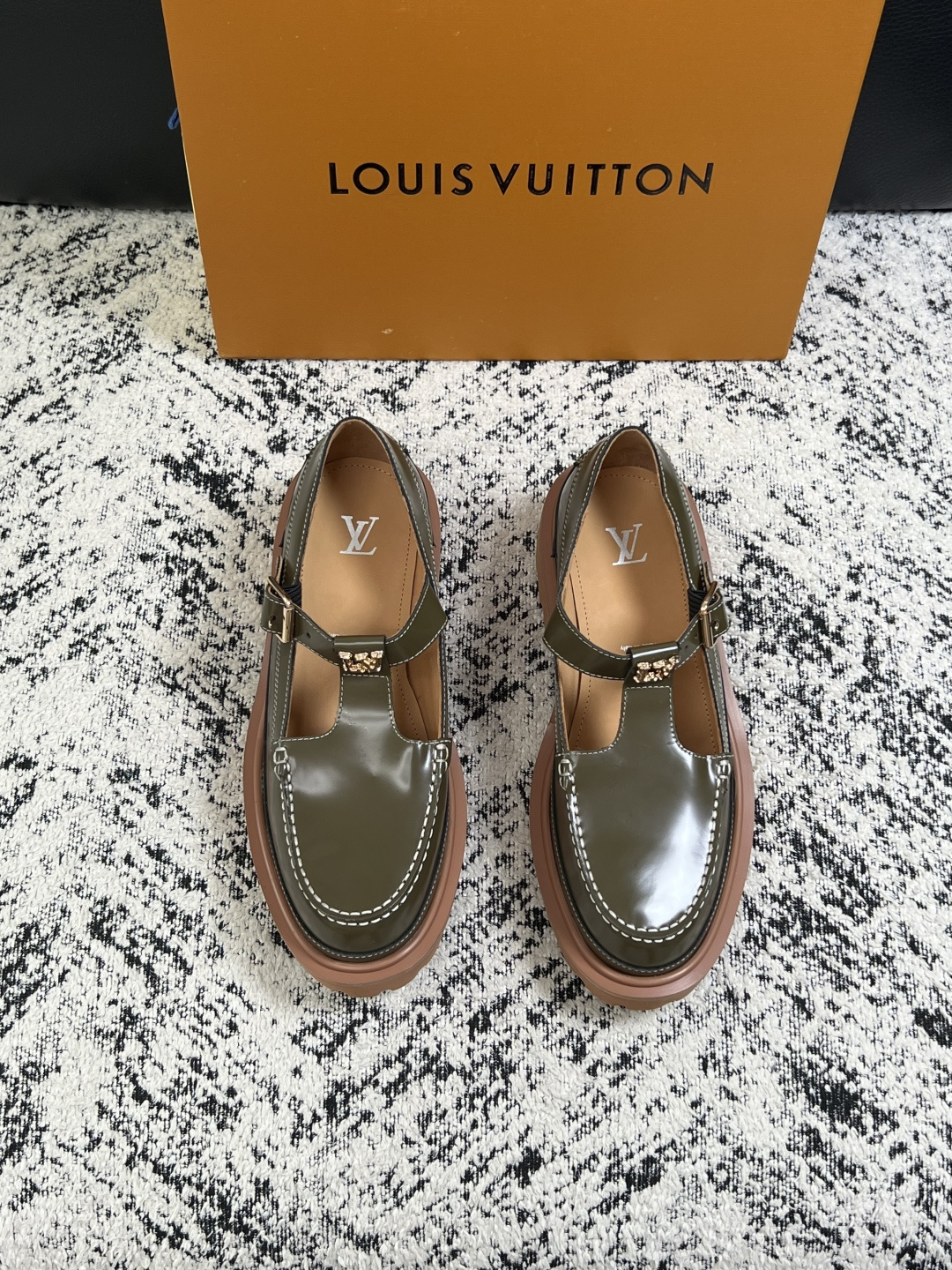 Lv  高品质  顶级代购  路易威登 皮鞋专柜同步，鞋面意大利进口，进口水染牛皮内里，鞋底：原厂特供原版底，原厂跟单货