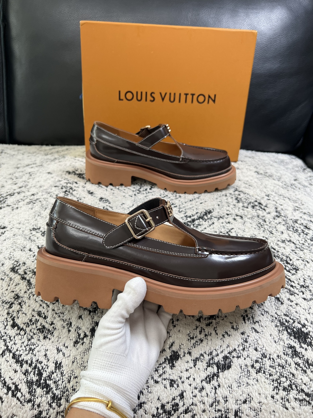 Lv  高品质  顶级代购  路易威登 皮鞋专柜同步，鞋面意大利进口，进口水染牛皮内里，鞋底：原厂特供原版底，原厂跟单货