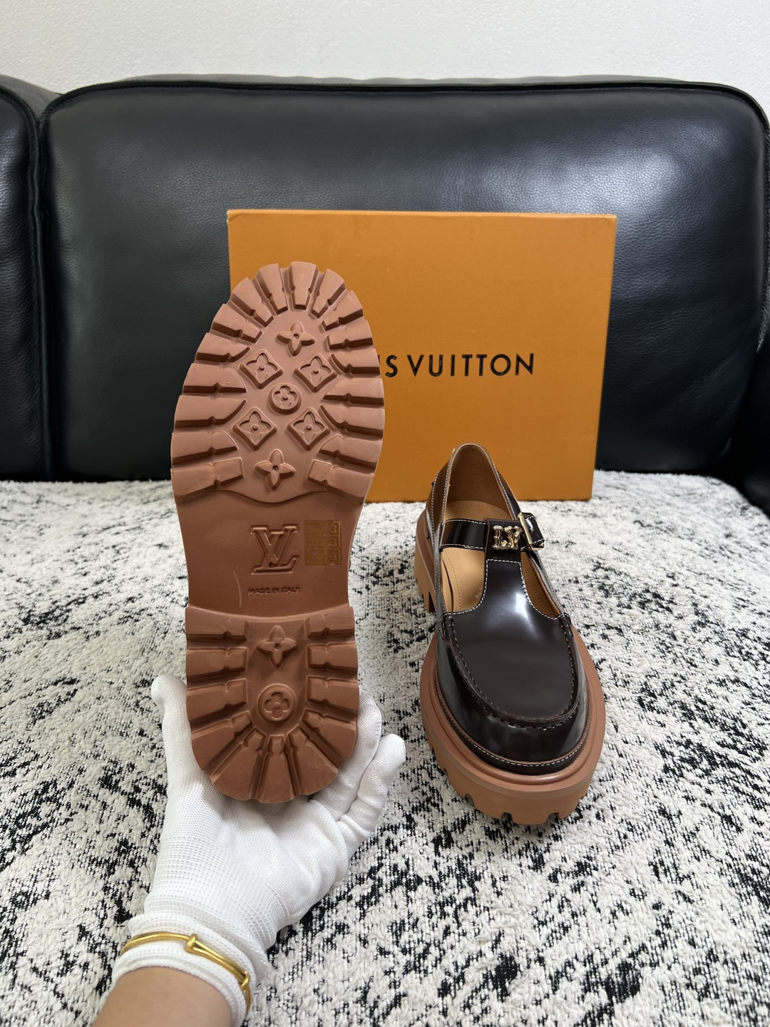 Lv  高品质  顶级代购  路易威登 皮鞋专柜同步，鞋面意大利进口，进口水染牛皮内里，鞋底：原厂特供原版底，原厂跟单货