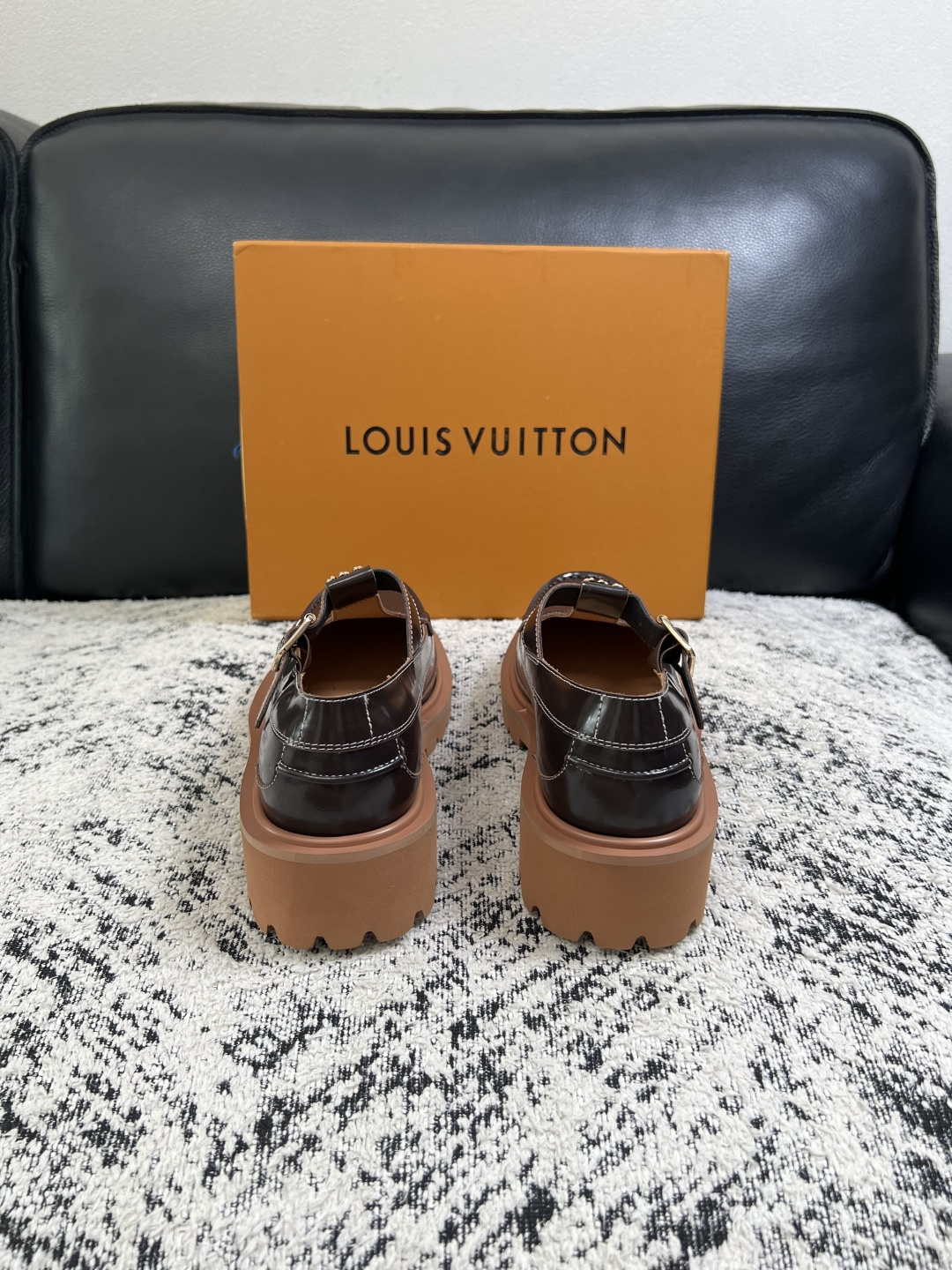 Lv  高品质  顶级代购  路易威登 皮鞋专柜同步，鞋面意大利进口，进口水染牛皮内里，鞋底：原厂特供原版底，原厂跟单货