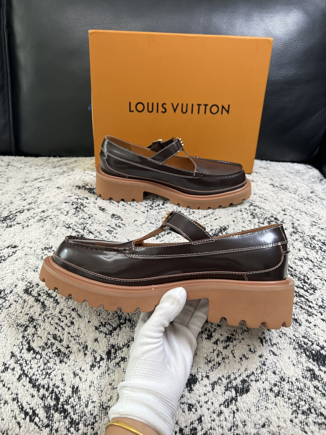 Lv  高品质  顶级代购  路易威登 皮鞋专柜同步，鞋面意大利进口，进口水染牛皮内里，鞋底：原厂特供原版底，原厂跟单货