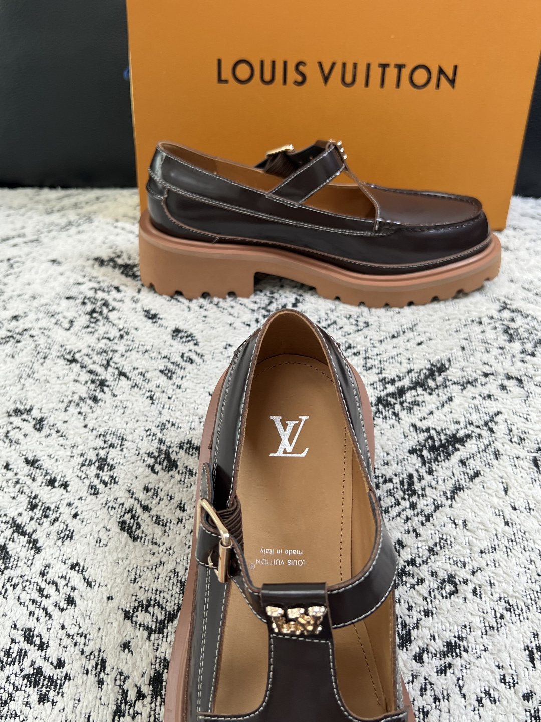 Lv  高品质  顶级代购  路易威登 皮鞋专柜同步，鞋面意大利进口，进口水染牛皮内里，鞋底：原厂特供原版底，原厂跟单货
