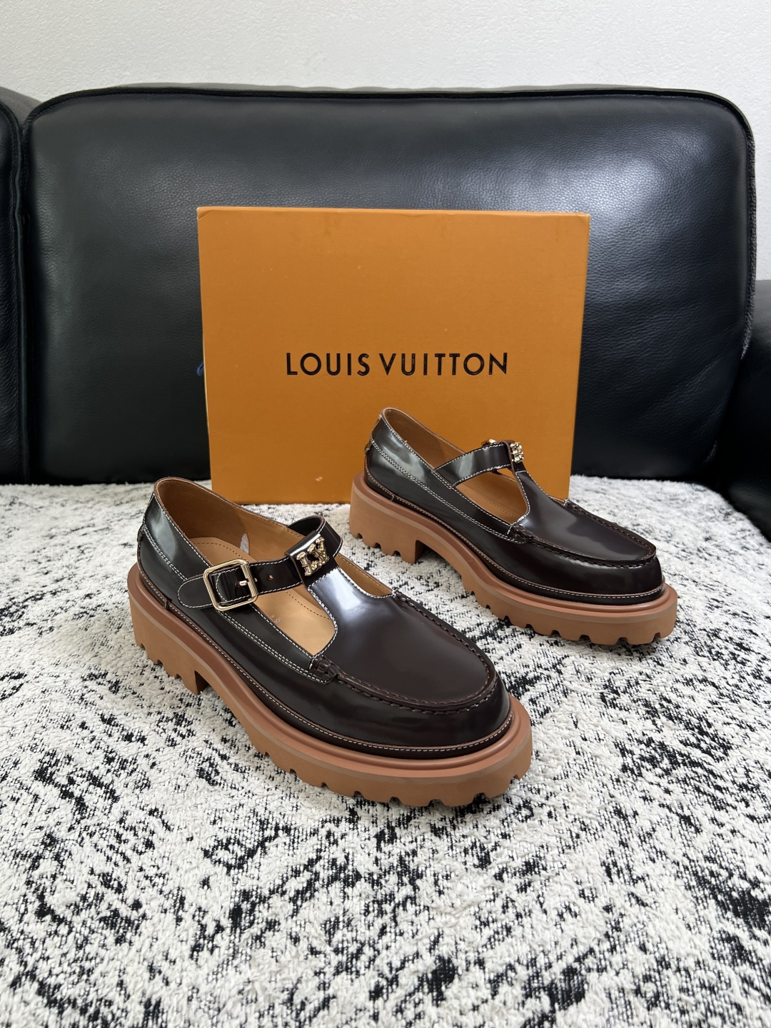 Lv  高品质  顶级代购  路易威登 皮鞋专柜同步，鞋面意大利进口，进口水染牛皮内里，鞋底：原厂特供原版底，原厂跟单货