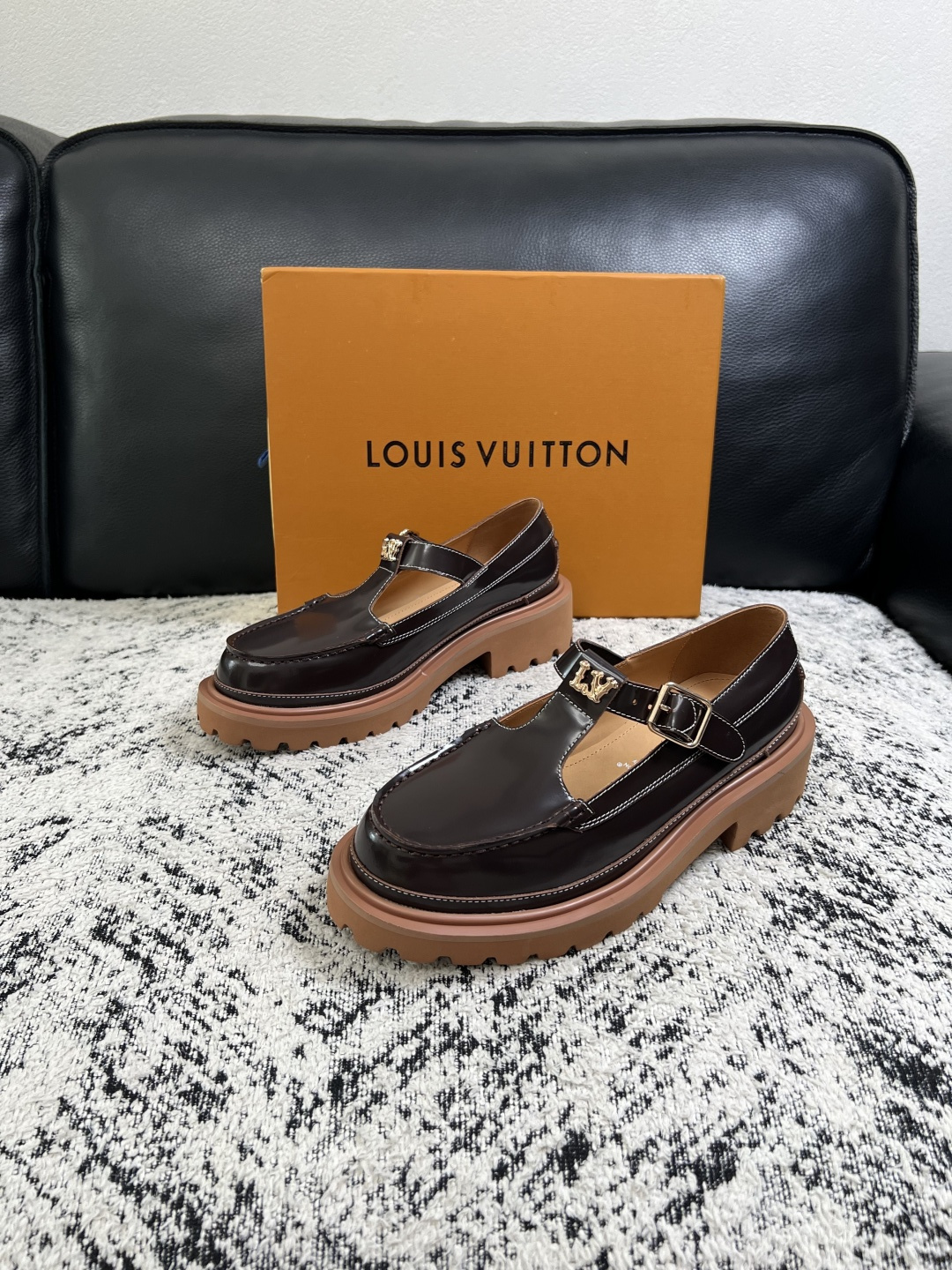 Lv  高品质  顶级代购  路易威登 皮鞋专柜同步，鞋面意大利进口，进口水染牛皮内里，鞋底：原厂特供原版底，原厂跟单货