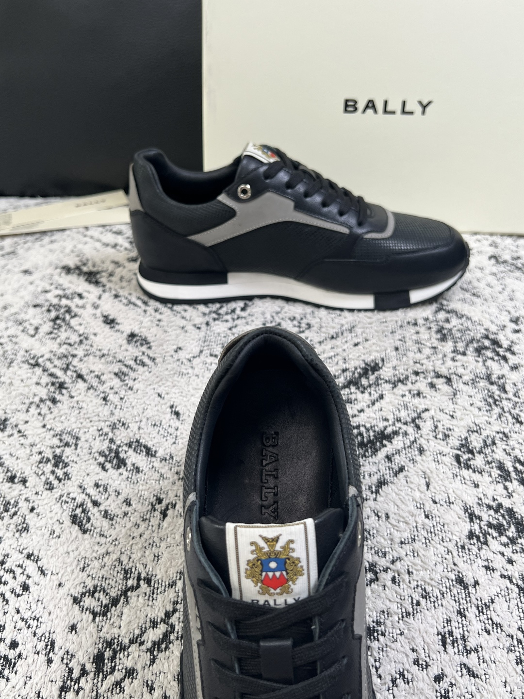 BALLY  高品质  顶级工艺品  巴利 专柜同原厂配置 ，鞋面意大利进口牛皮面料，进口水染牛皮里垫 ，鞋底：原厂特供