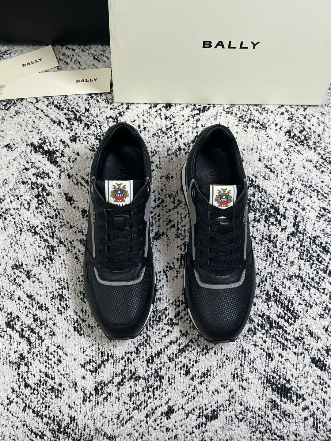 BALLY  高品质  顶级工艺品  巴利 专柜同原厂配置 ，鞋面意大利进口牛皮面料，进口水染牛皮里垫 ，鞋底：原厂特供