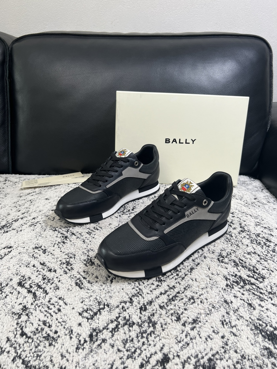 BALLY  高品质  顶级工艺品  巴利 专柜同原厂配置 ，鞋面意大利进口牛皮面料，进口水染牛皮里垫 ，鞋底：原厂特供