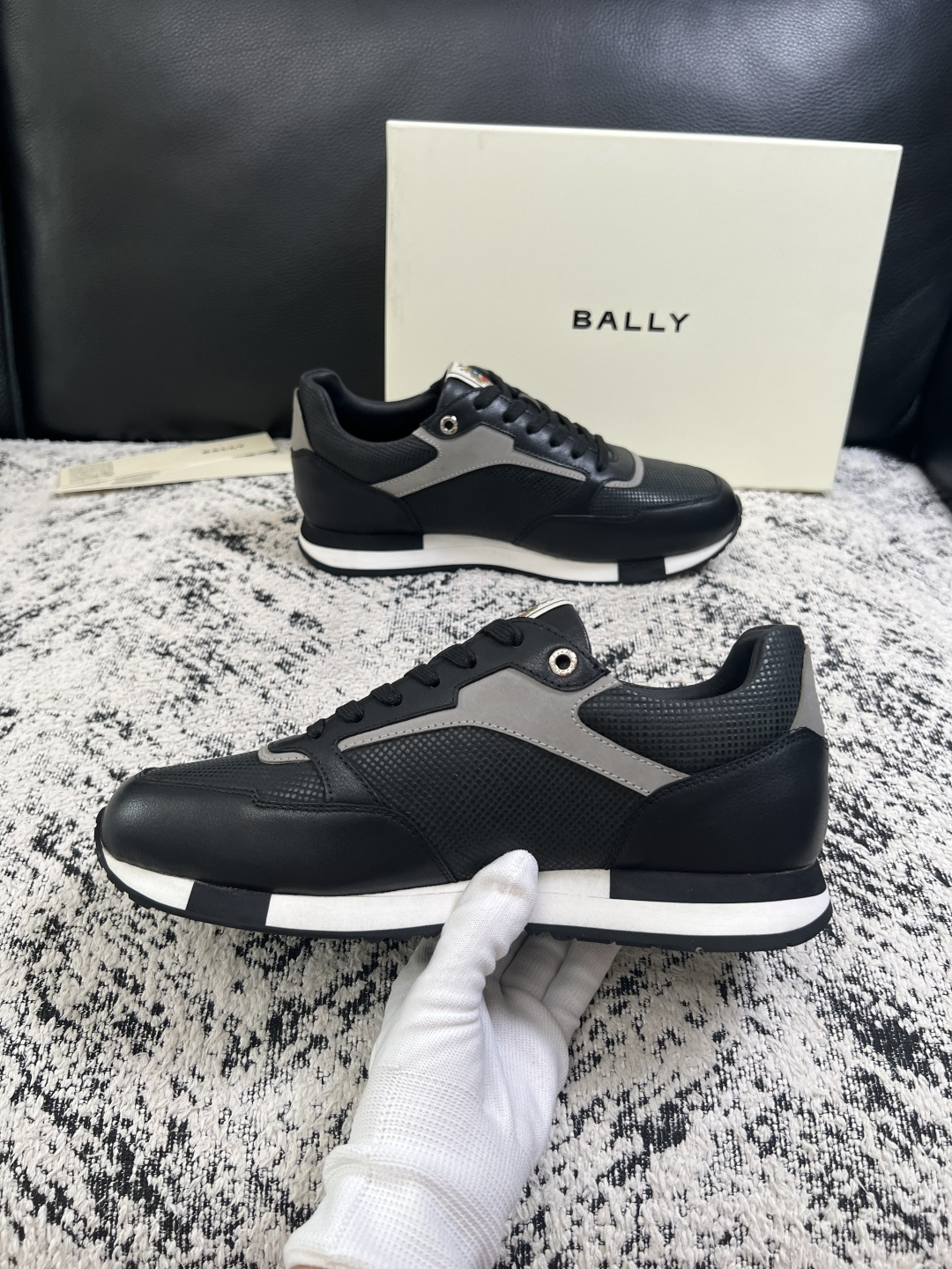 BALLY  高品质  顶级工艺品  巴利 专柜同原厂配置 ，鞋面意大利进口牛皮面料，进口水染牛皮里垫 ，鞋底：原厂特供