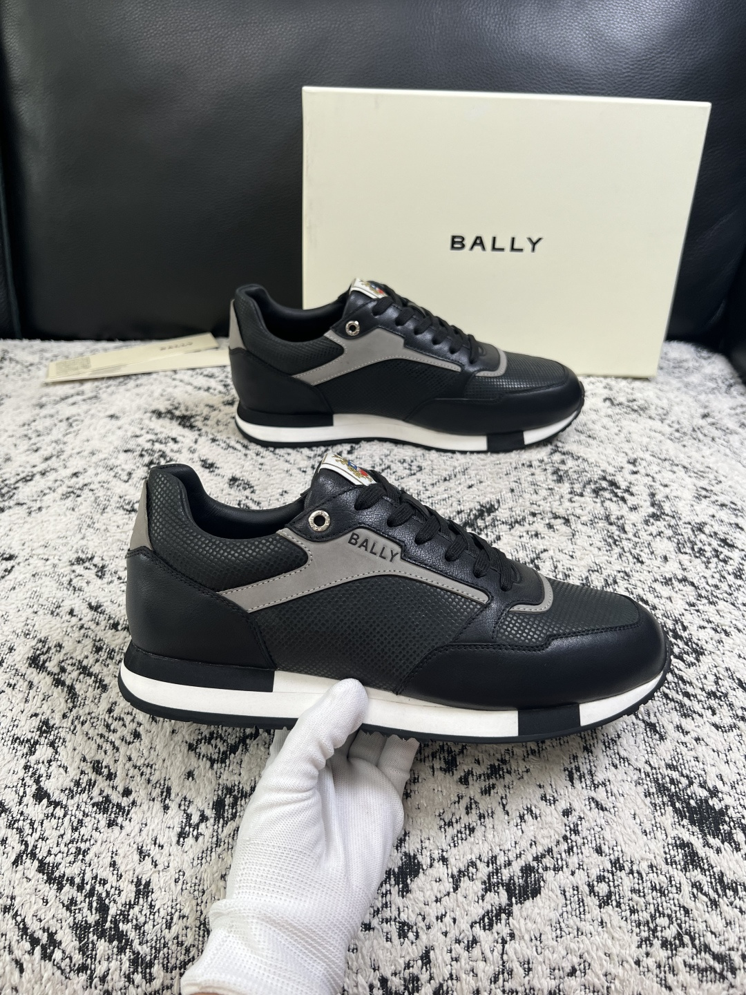BALLY  高品质  顶级工艺品  巴利 专柜同原厂配置 ，鞋面意大利进口牛皮面料，进口水染牛皮里垫 ，鞋底：原厂特供